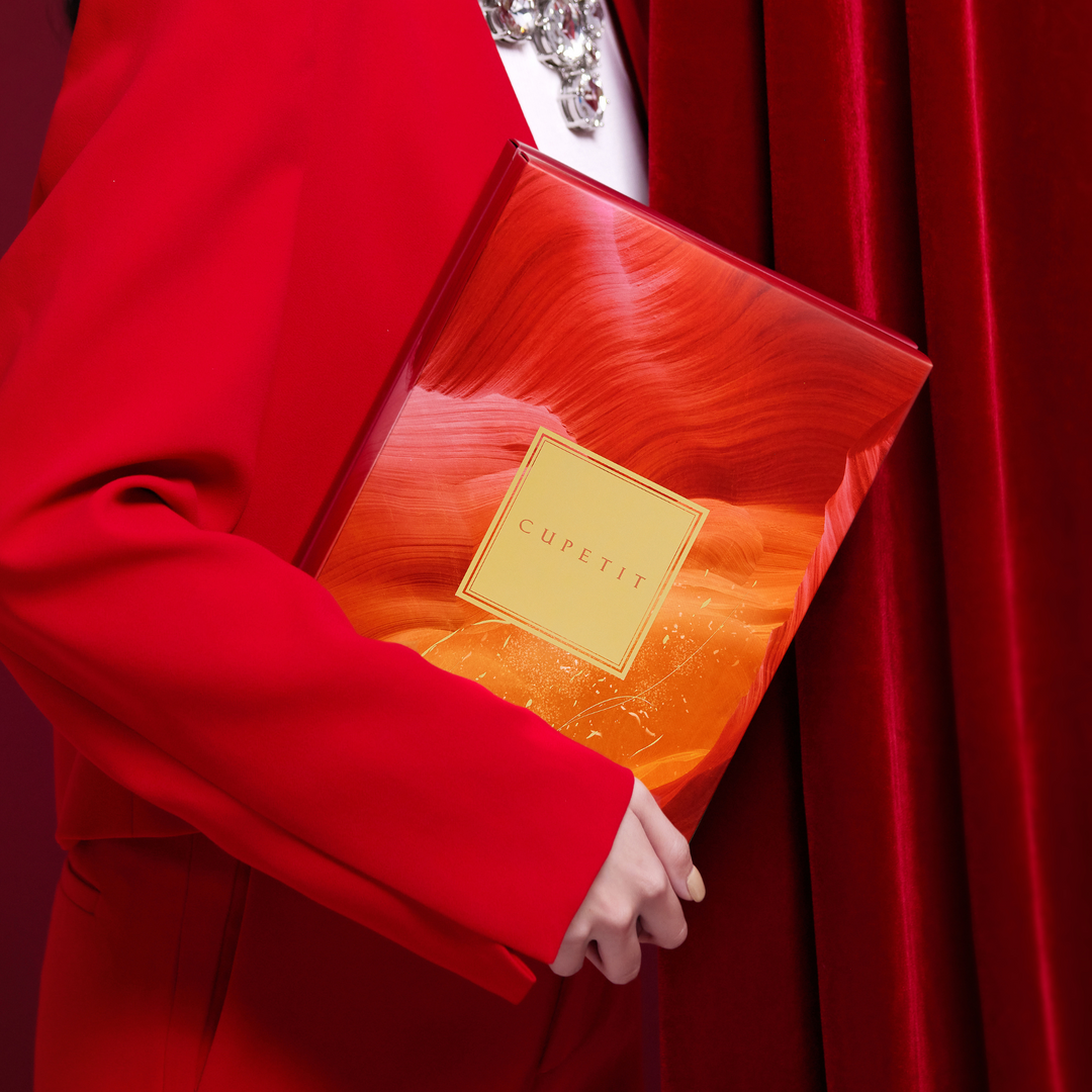 手拿著蓋亞緋紅禮盒