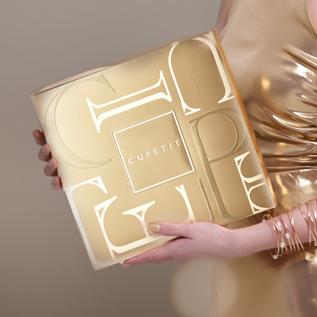 手拿著閃耀CP禮盒